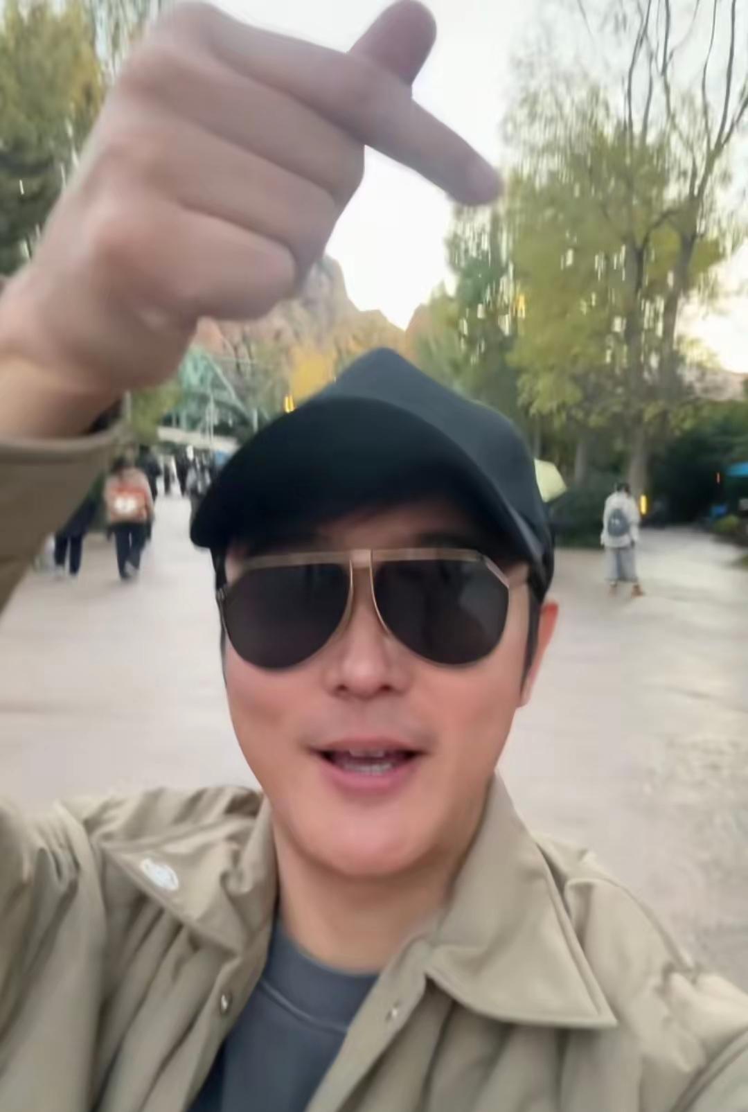 张丹峰洪欣一家4口外出游玩！家人同框画面温馨又幸福！
镜头下张丹峰身穿卡其色外套