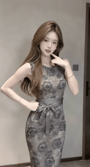 我认为性格重要，性格好，可以享受一辈子，外貌只是一时，昙花一现，心灵美才最美。