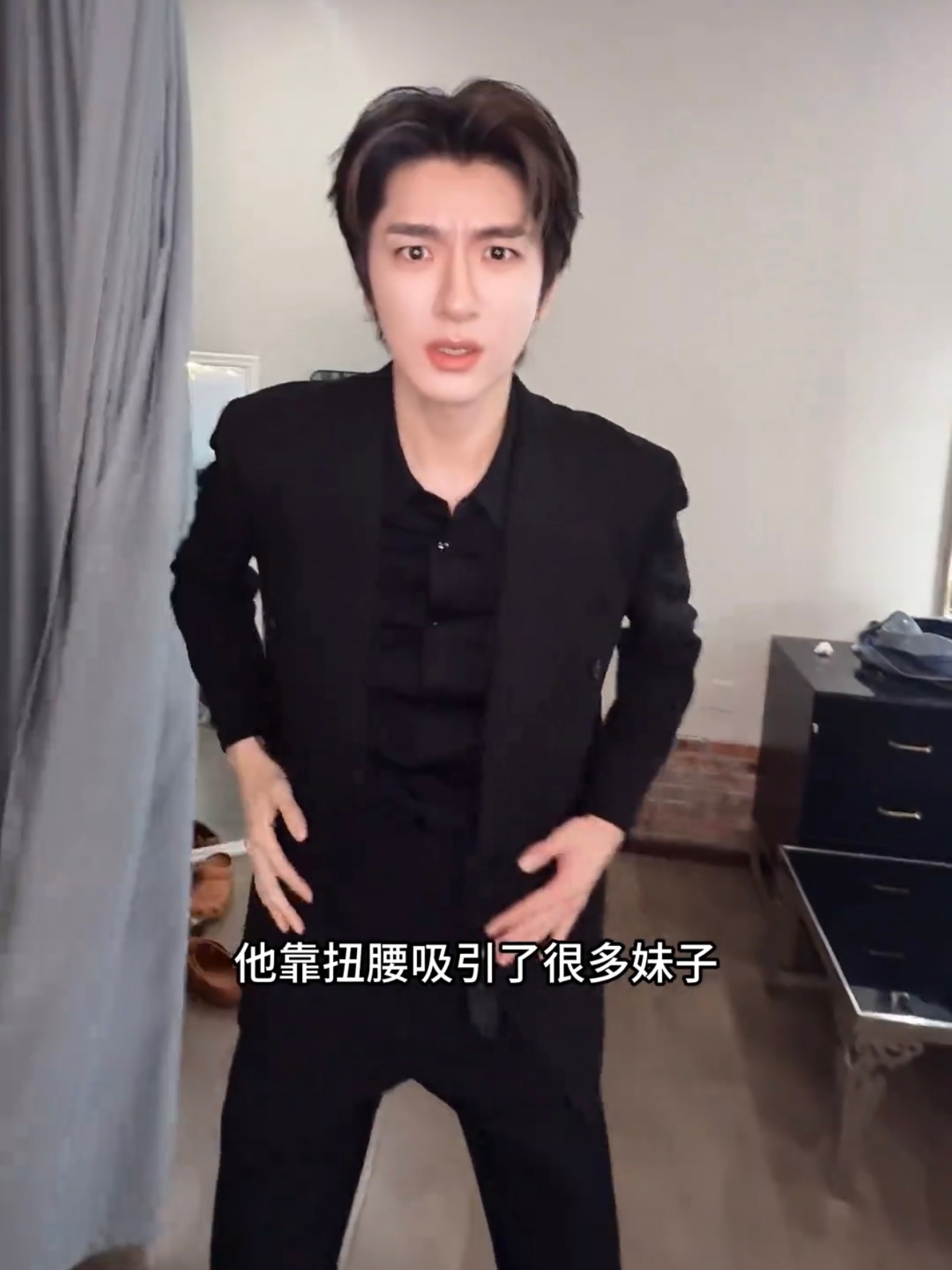 正太都是穿狗屎色洞洞鞋的 