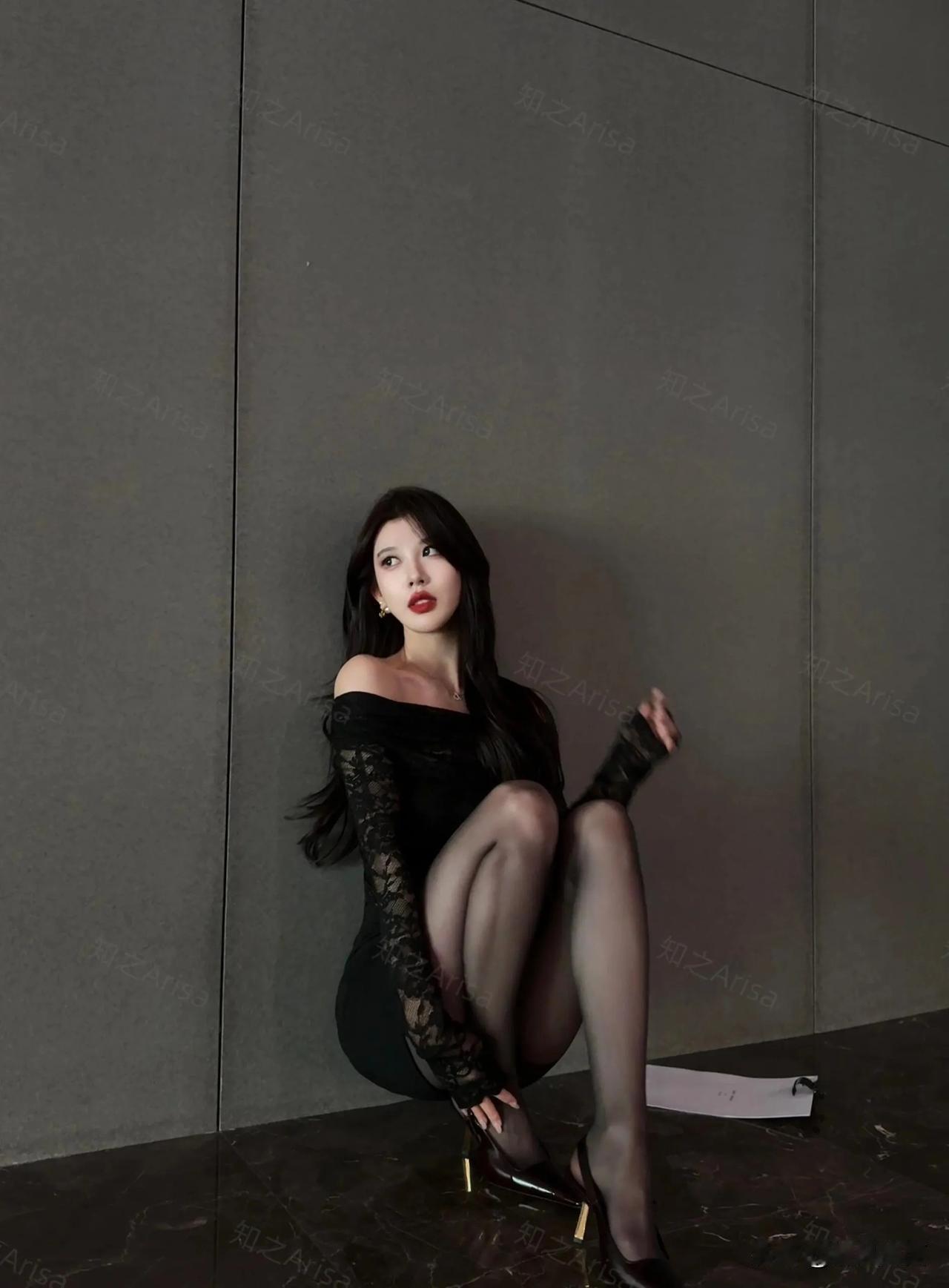 性感丝袜，长腿短裙，展现你的迷人身姿#性感极品美女。# #大长腿女神全妹# #性