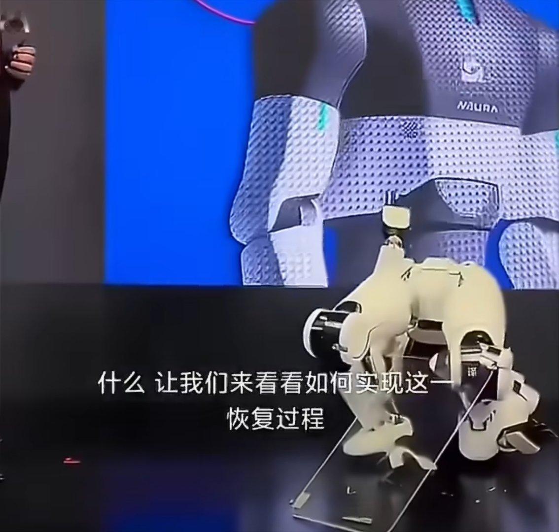 高通发布会机器人现场摔倒机器人有自己的想法，给大家表演了一个什么叫做倒头就睡。哈