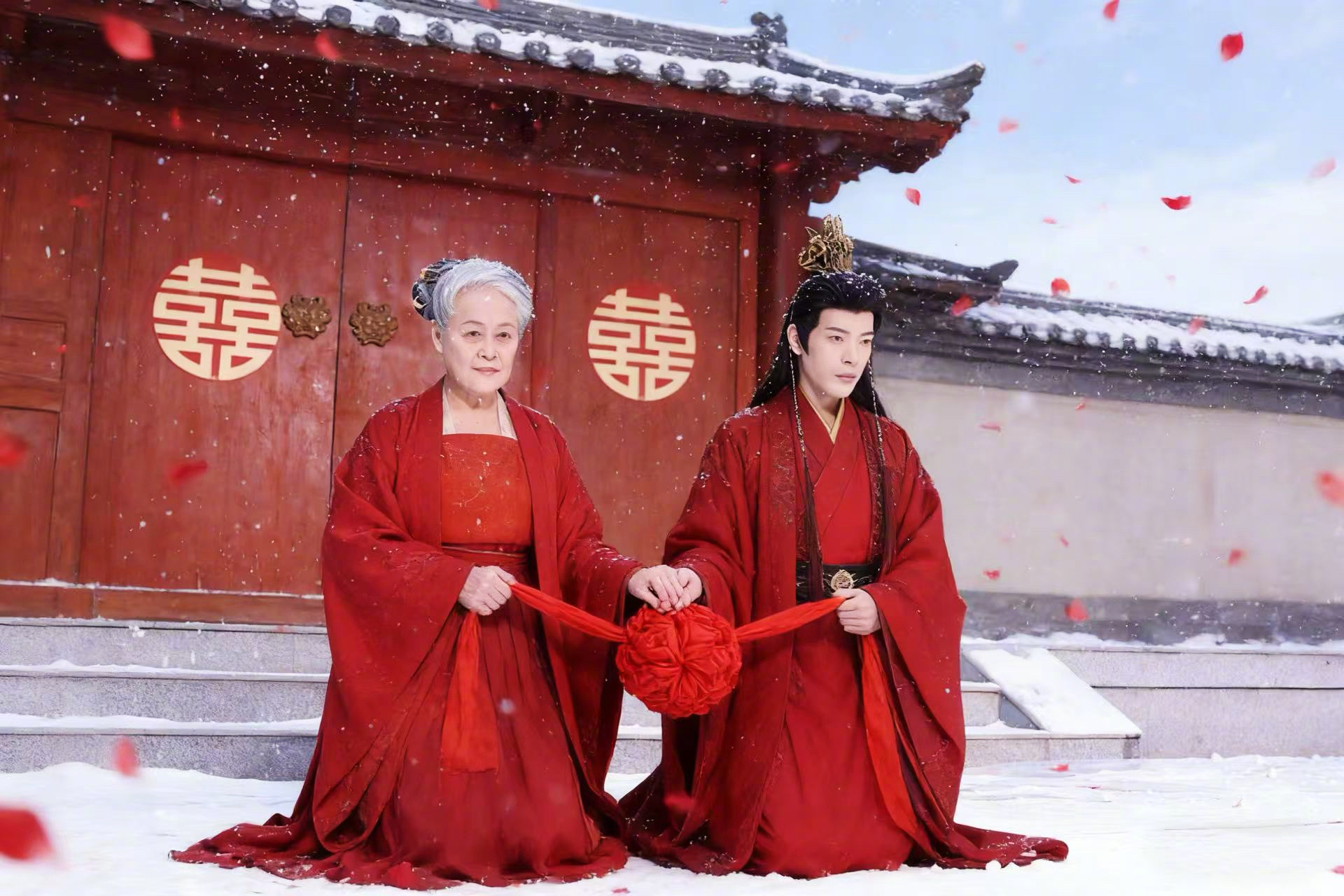 第一次磕这么冷门的短剧CP 要说离谱，还得是《全资进组》的“奶敢与君绝”CP。霸