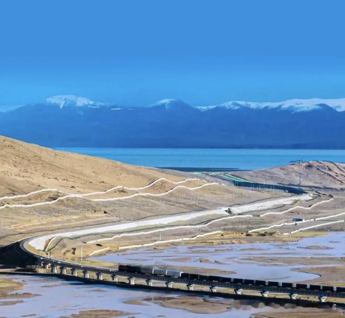天路二十年：一条铁轨如何重塑雪域高原

2006年7月1日，一列火车跨越昆仑、穿