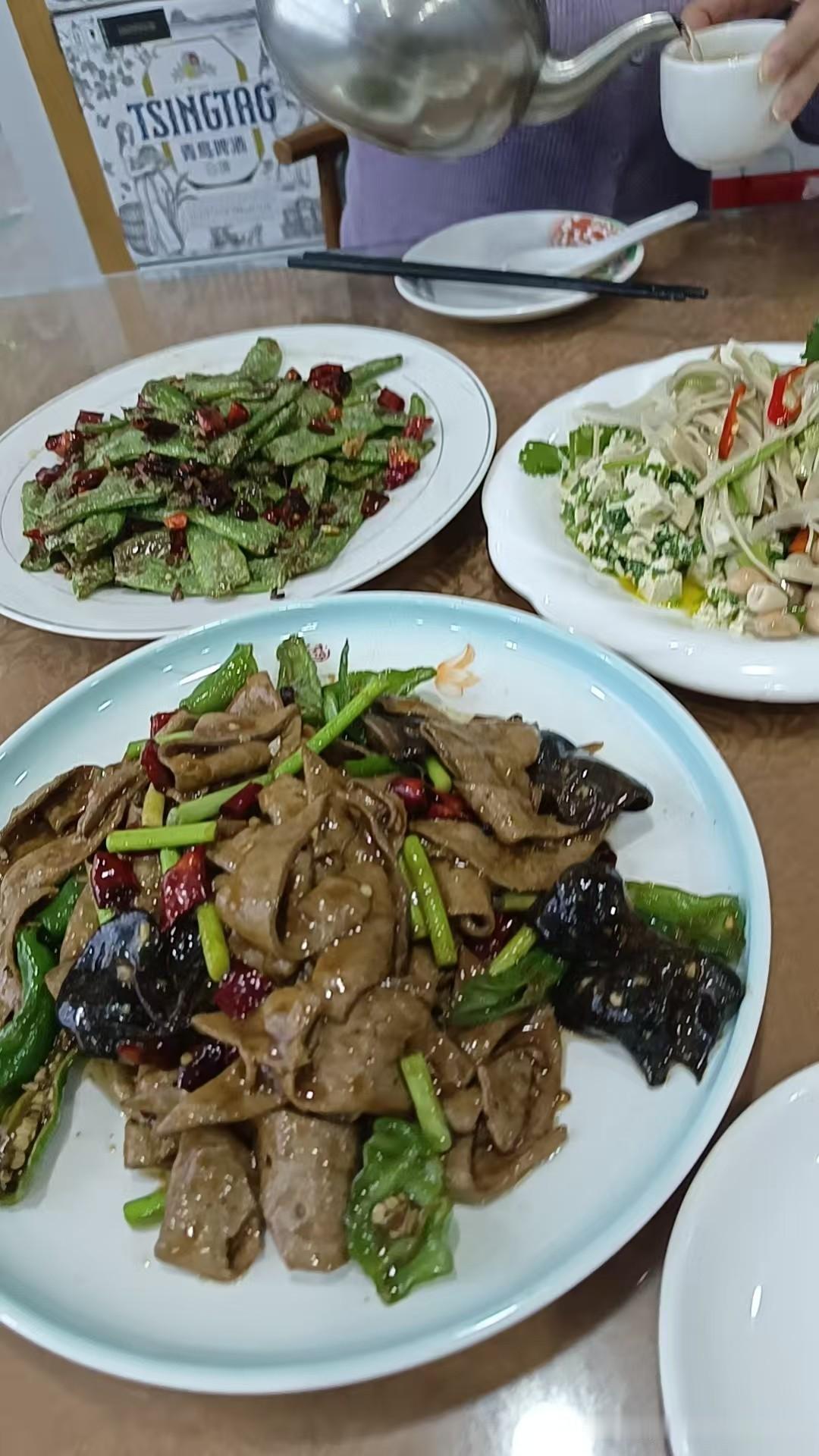 人上了年龄真可怜，特别像我这样一身病的，血糖高，血压高，去个饭店都不敢点大鱼大肉