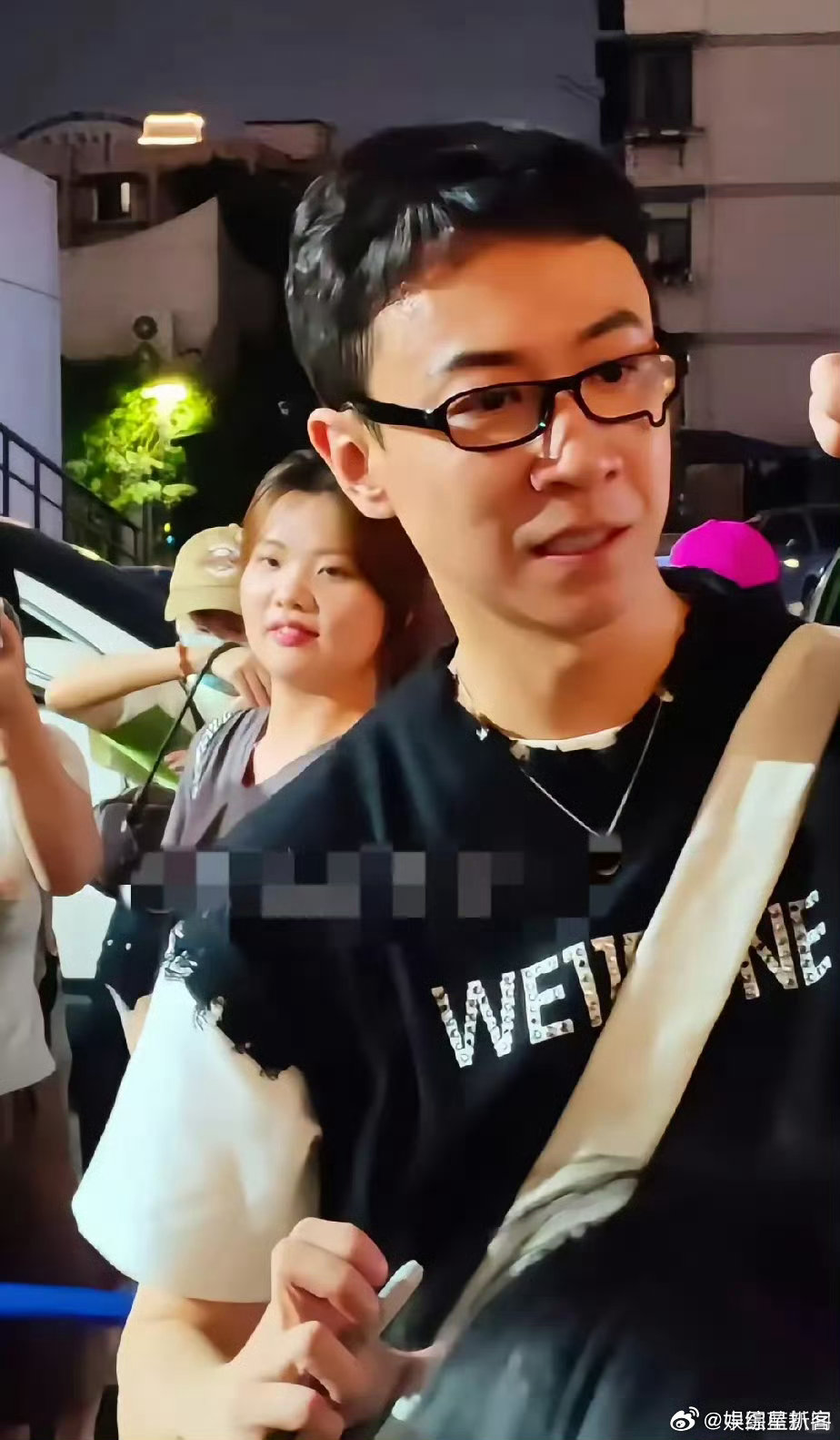 张维伊[超话]张维伊换造型 感觉大家对他好严苛！普通人都能换发型穿衣，他换不换都