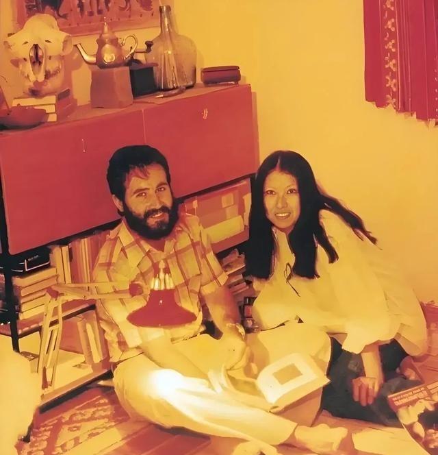 三毛最火时，李敖形容她是“祥林嫂”，抨击她的容貌克夫，是个伪善的人。质疑她去非洲
