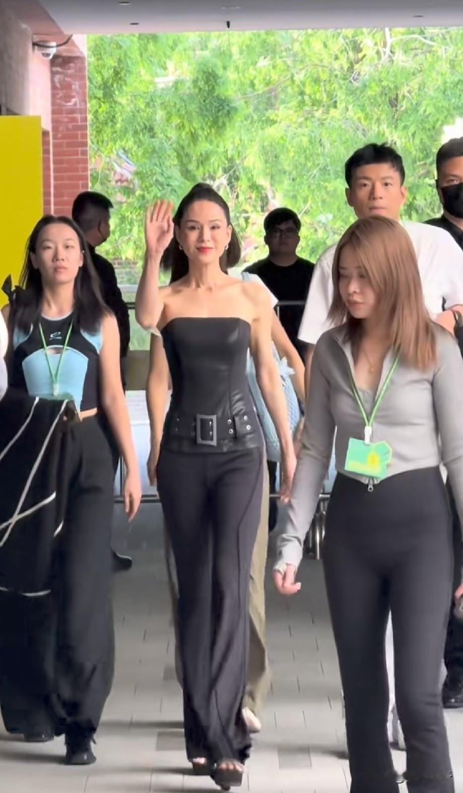 李若彤生图路透封神！58岁穿抹胸套装，这状态真的合理吗？
 
李若彤最新活动路透