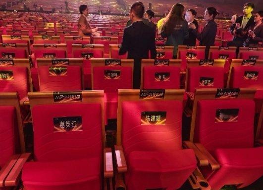 袁弘前面坐的蒋勤勤 