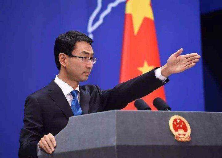 耿爽举起手指：美国可以，中国就可以。
7月31日在联合国，在面对美国代表污蔑中国