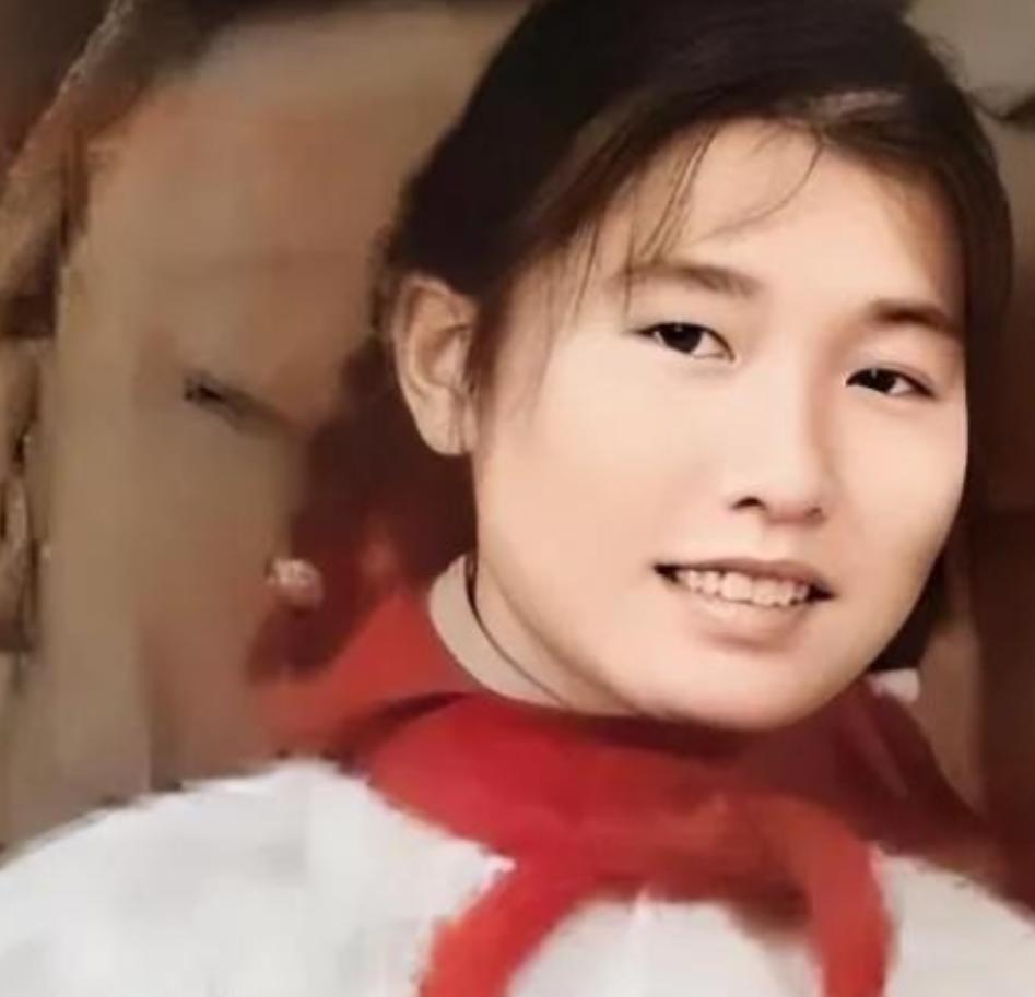 1973年，女知青黄丽萍携农村丈夫回宁波父母家，一进门，丈夫看到墙上挂着的照片大