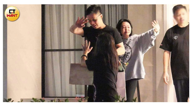 具俊晔现身小S庆功宴 据台媒，近日小S凭借《小姐不熙娣》拿下金钟奖，次日她在某餐