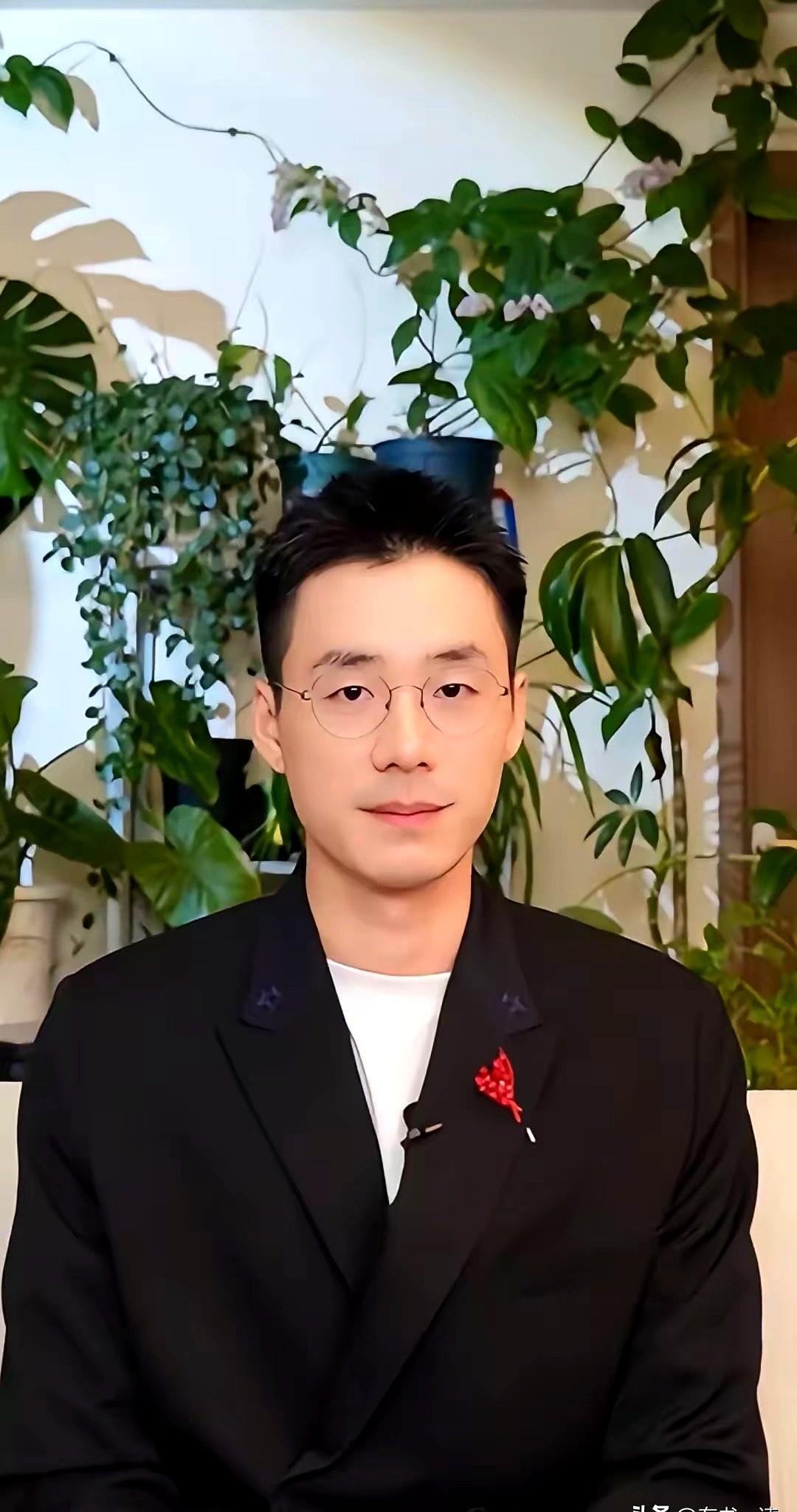 顿顿一走，直播间在线人数从几万跌到几百。

老板却笑了：钱一分没少赚。

去年顿