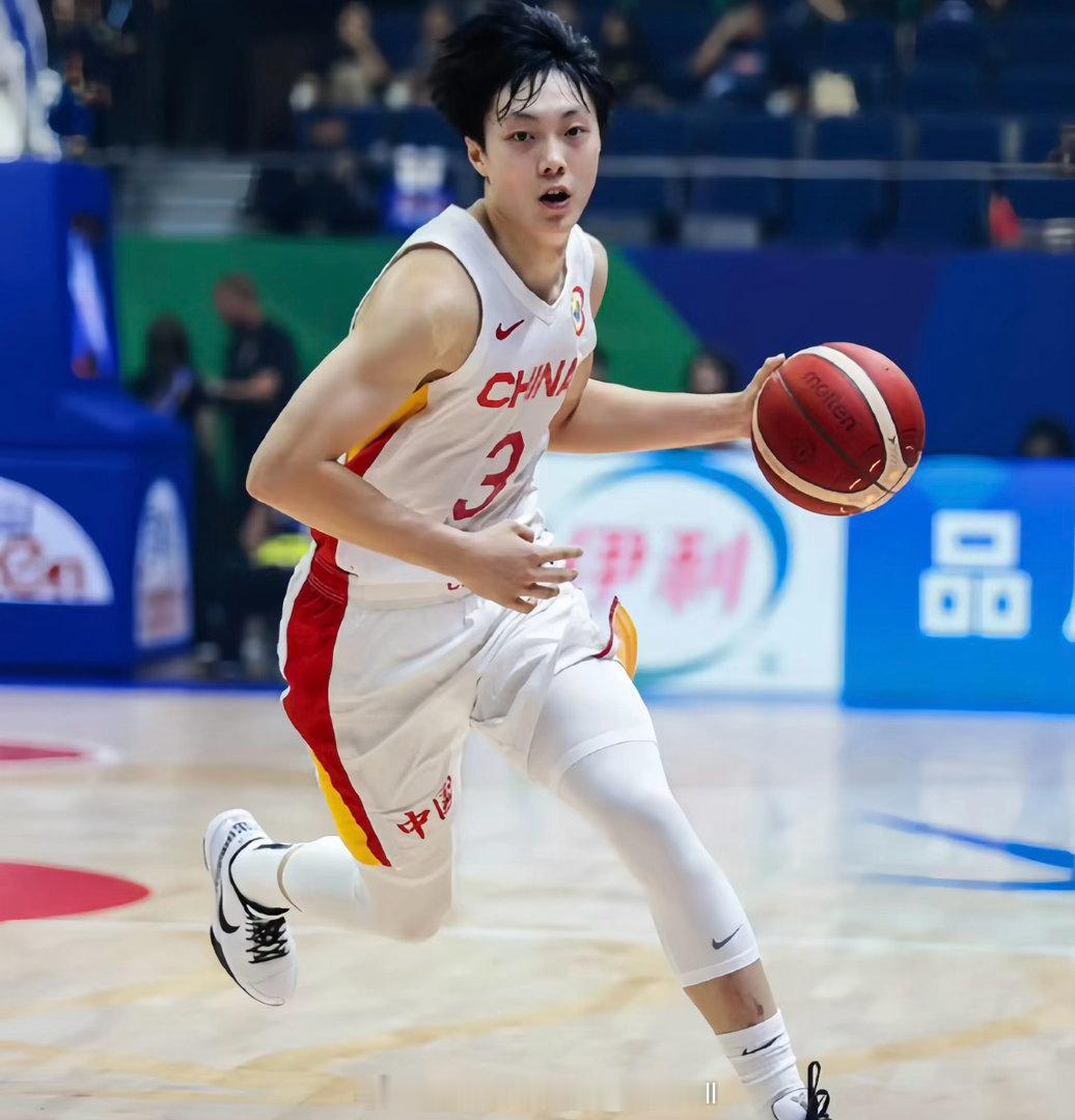中国男篮对集训名单进行调整：高诗岩离队，胡明轩回归中国男篮 