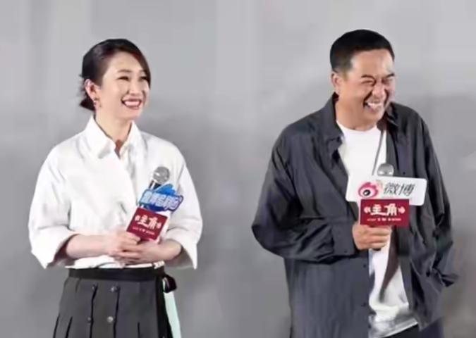 他被网友戏称：“行走的芳心收割机”。
自从《主角》开播，不少观众都发现，张嘉益简