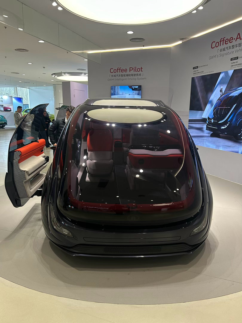 这车真不错，再过20年，跑在路上的小汽车会不会都长这样啊！ 