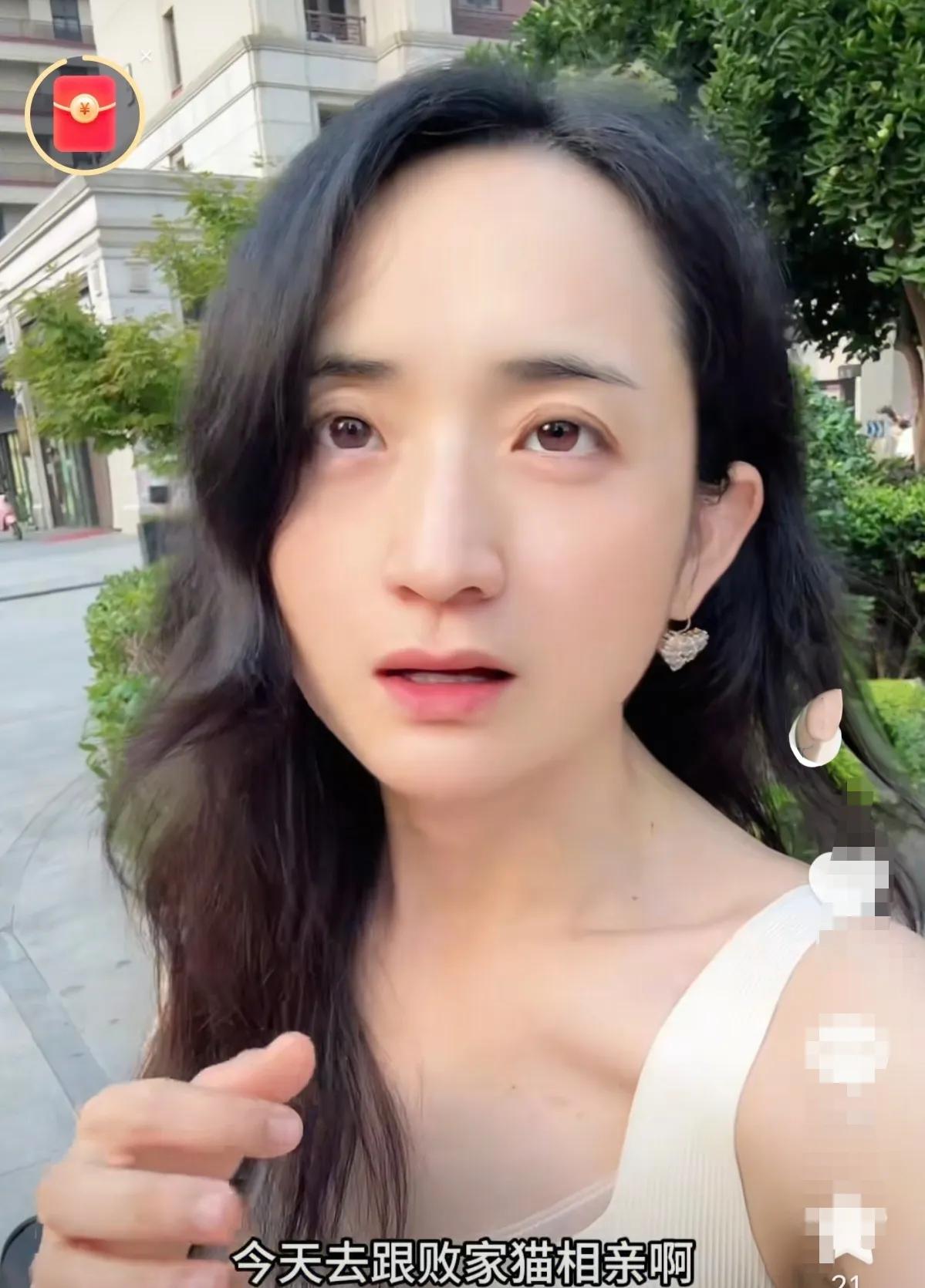 大龄剩女雅典娜会游泳，她把自己会游泳也作为相亲很重要的一个条件。
她的视频我看了