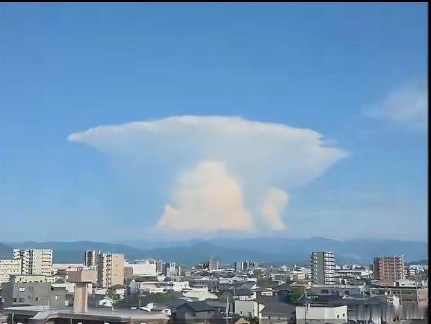 日本强震时天空出现巨型蘑菇云，这个画面确实震撼。但冷静下来看，很多人第一时间联想
