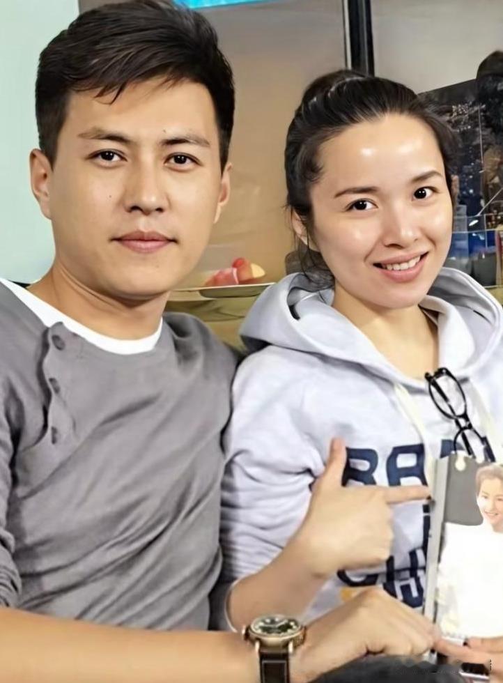 山东汉子靳东当年顶着全家压力，非要娶二婚影后李佳，父亲说他脑子进水，如今15年过