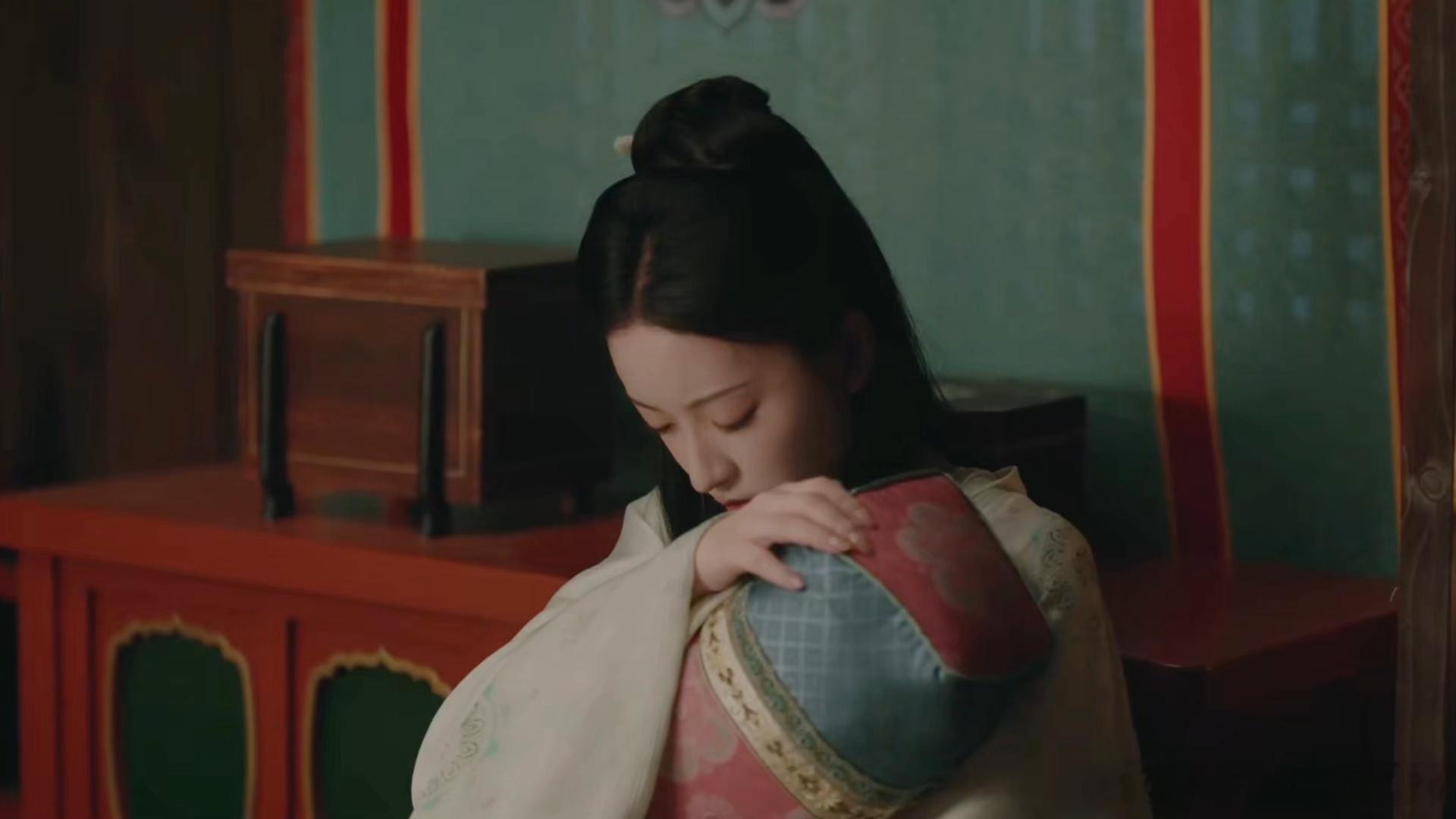倪妮系小花后继有人 第一眼看杨舒伊确实愣了一下，那种清冷又带点妩媚的劲儿，真的太