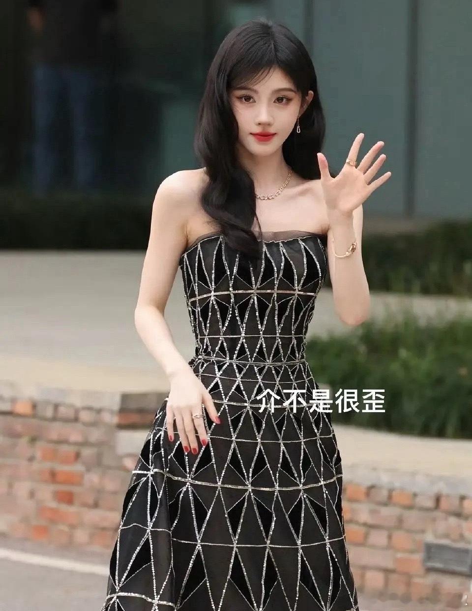 太精致了，眼神反而少了演员的故事感 ​​​