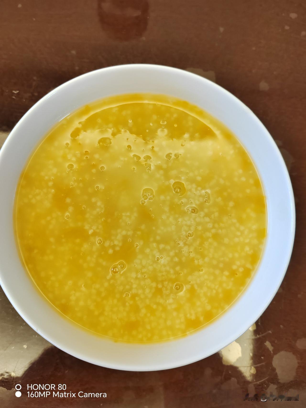 今早煮了一碗小米南瓜粥，从此开始保养脾胃，加油！