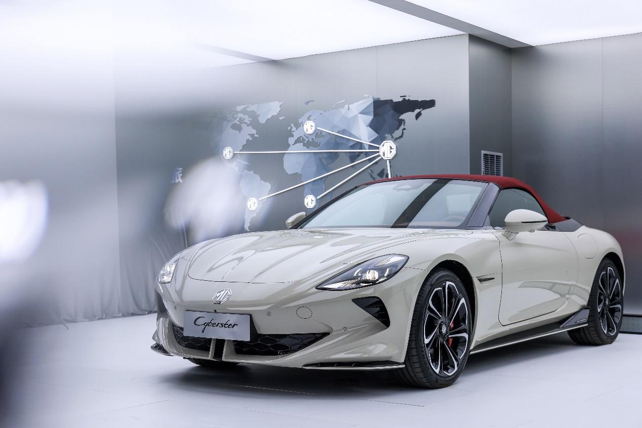 中国人造的电动敞篷跑车MG Cyberster于2023年广州车展上市
 
11