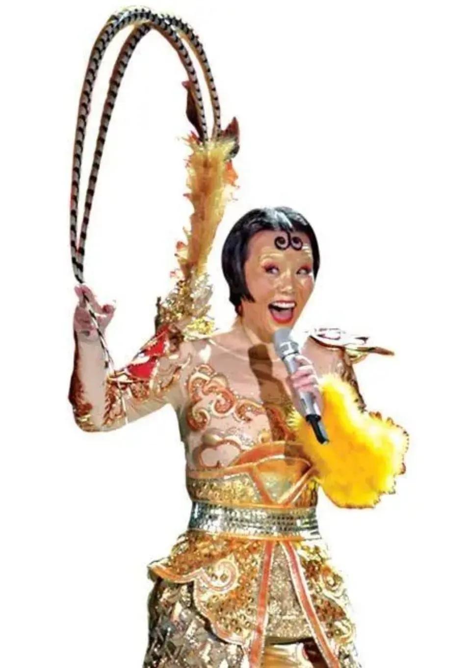 我不明白龚琳娜是怎么被评为歌唱家的。没看见她有什么过得硬的作品。大家耳熟能详的就