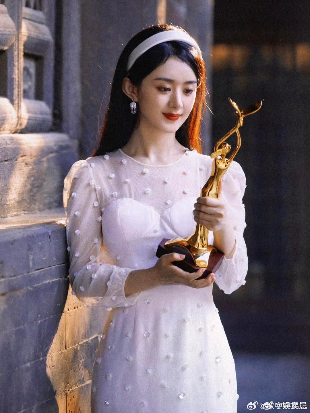 赵丽颖我少女时代的女英雄赵丽颖用一路的坚持与踏实告诉我们，努力从不会被辜负，她身