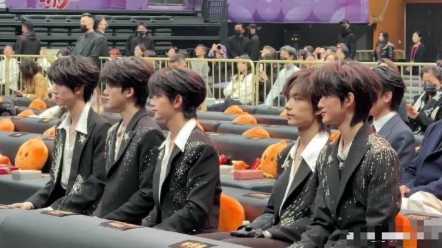 投TFING微博之夜内场生图🈶童禹坤 邓佳鑫 穆祉丞 张子墨 黄朔谁的状态最佳