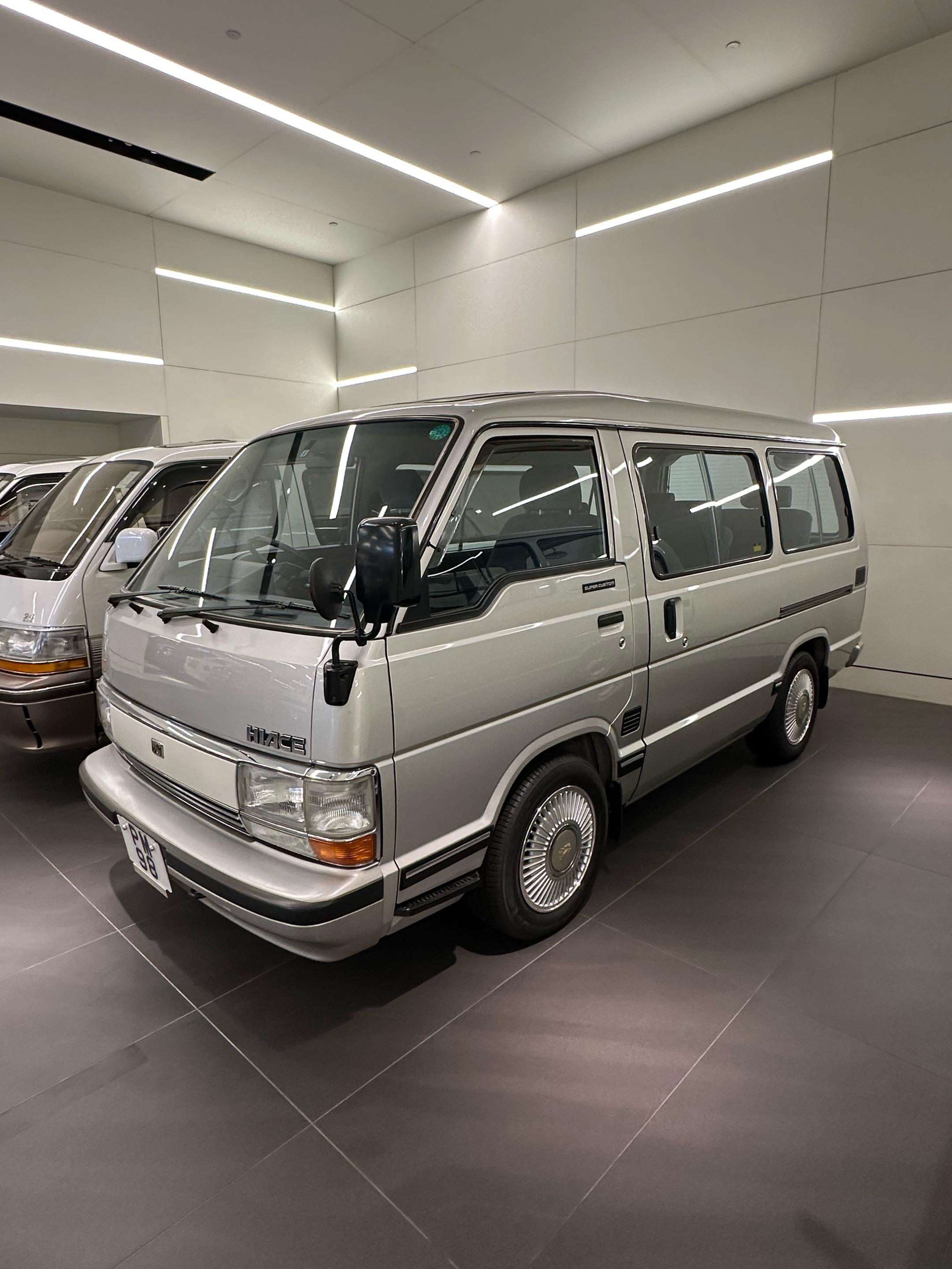 这车空调很冷，车上下来的人一直喊“冻手”