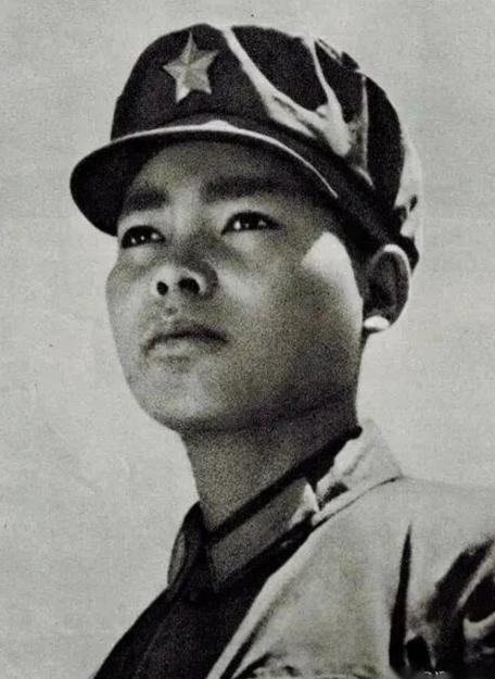 1979 年，岩龙与部队失去联系后，孤身一人深入越军阵地，一天内连续消灭20名越