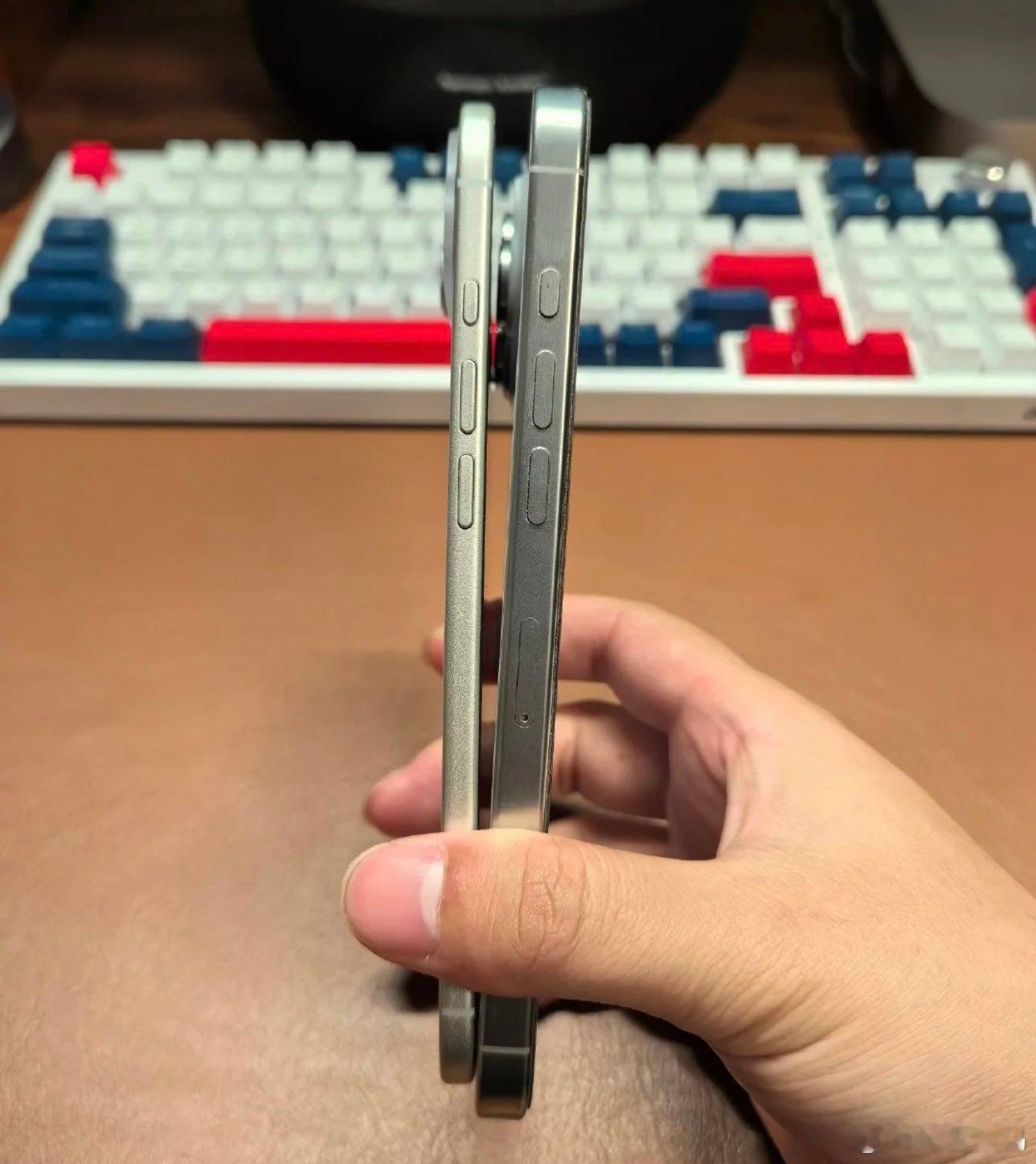 iPhone17Air戴手机壳效果网友拿iPhone17 Air机模和iPhon