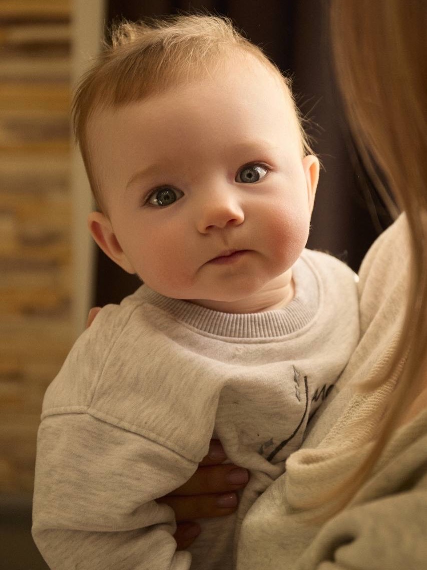 特鲁索娃幸福快乐的一家人！ 