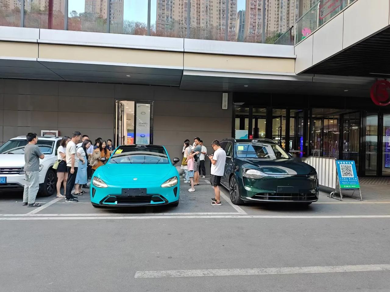 攀枝花第一辆小米SU7和华为问界M9同时现身万达广场，不要问，一问就是@搞机圈的