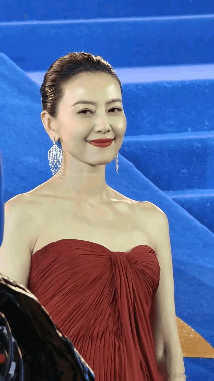 高圆圆的女儿今年已经6岁了！孩子都这么大了，高圆圆却依然保持绝佳状态，46岁的她