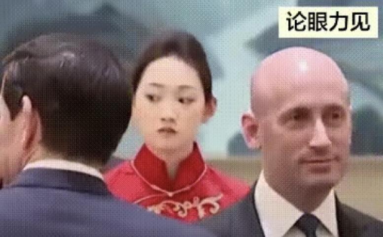 国宴上这个女服务员的表现是非常的不专业，一脸的冷若冰霜，拒人千里之外，这个和服务