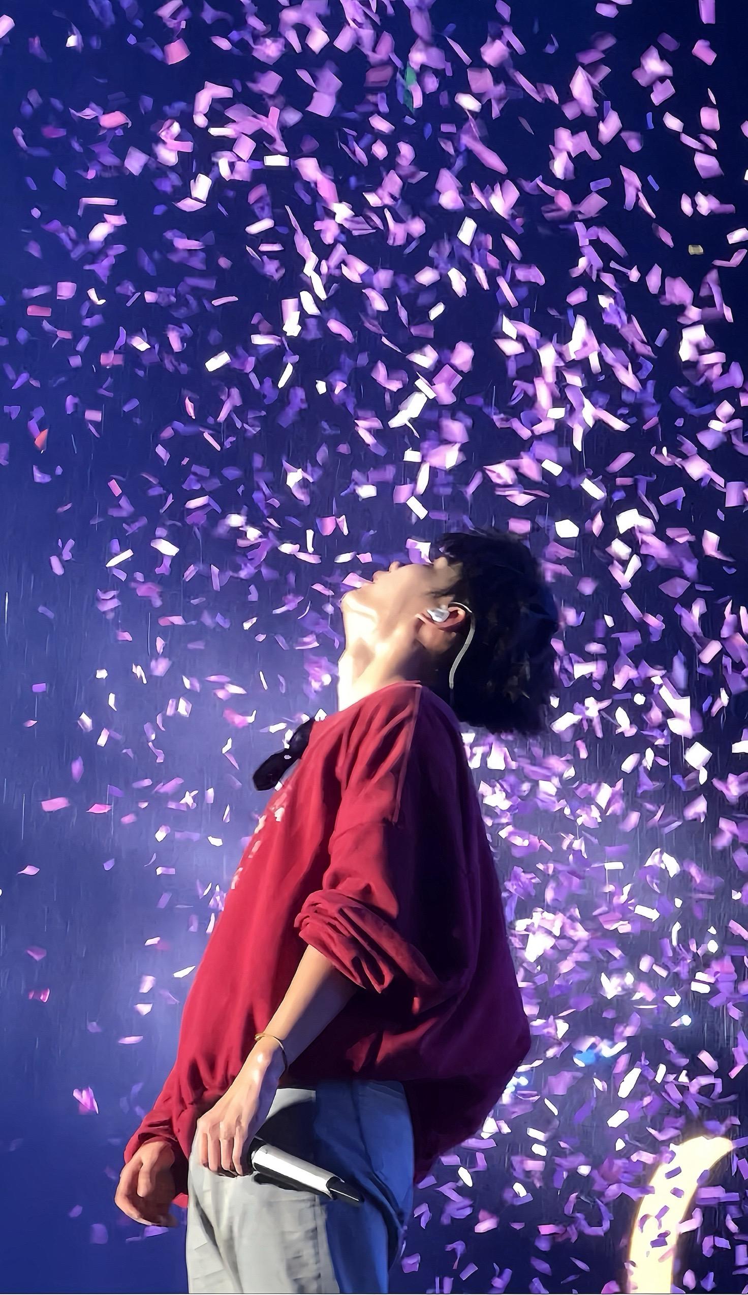 手机里面还收藏着去年我们的夏天 你说你第一次为一个男孩跑的很远很远