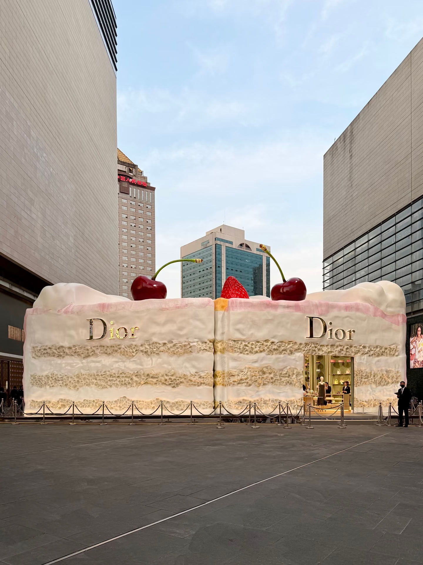 Dior超级蛋糕🍰降临南京德基广场好大的🍒🍓蛋糕 好可爱～期待快进⏩4.2