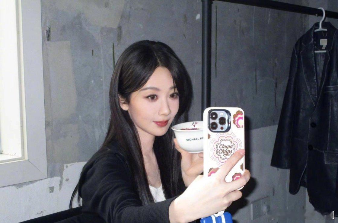 杨紫营业照片[允悲][允悲][允悲]和别人视角是不一样的反差感呢 ​​​