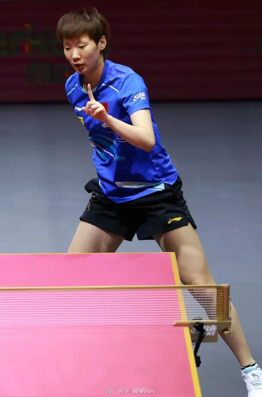 女团主打一个安心世一世二世四的阵容对面泰国队在莎莎上场的时候齐刷刷拿起手机，太可