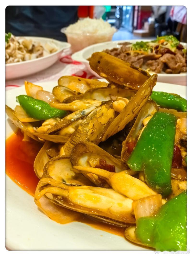 网上随便搜的馆子，135块钱的团购可以在餐厅24道菜里任选5个，看网上评价挺热闹
