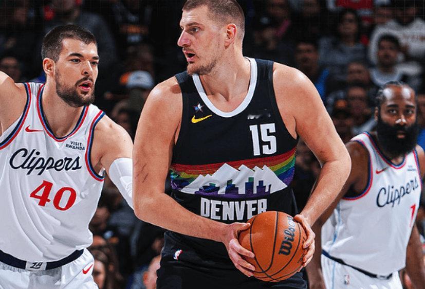 丫丫回国两年多判若两熊复出就是创记录！据NBA官方统计，约基奇成为NBA历史上，