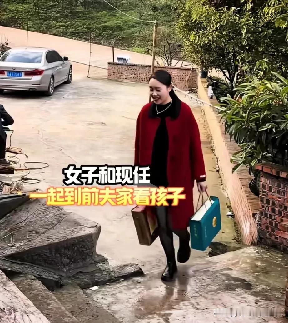 离婚女子带东西看孩子，被孩子无情对待，她哭了。女子离婚以后再婚，两个孩子都批给了