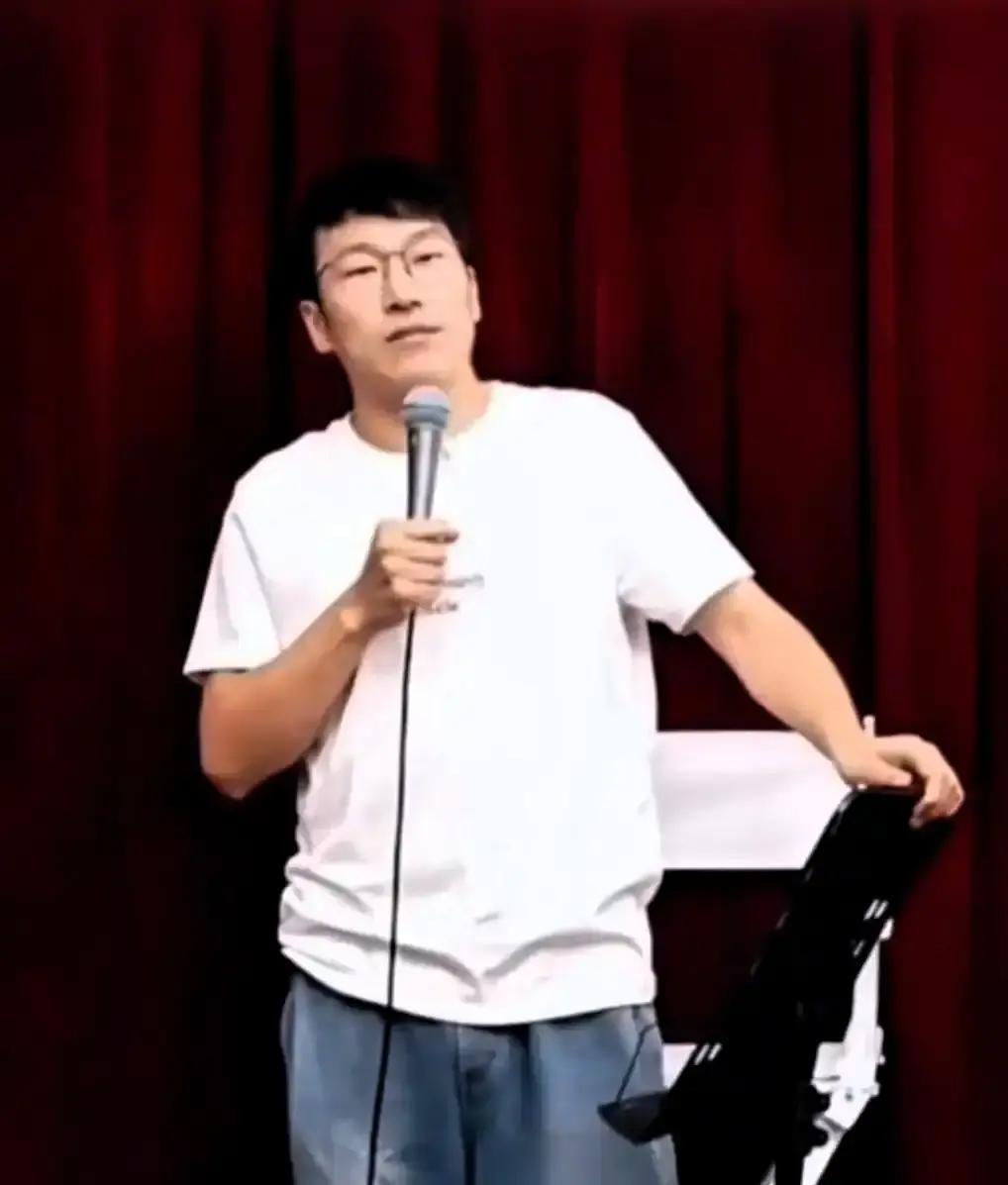 东方今早把悠悠推第一个上播，弹幕刷得比火箭还快。
她嗓子哑得只剩沙沙声，一句没回