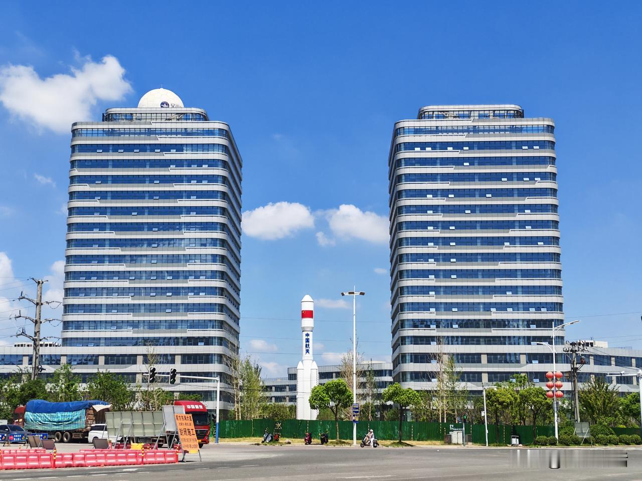 路过东海大道和黑虎山路口，两栋大楼矗立的中间，是一个巨大的火箭模型，这是蚌埠商业