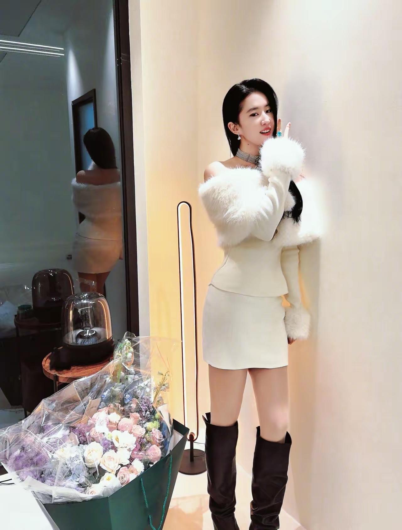 刘亦菲身材真好，一点不输给杨幂