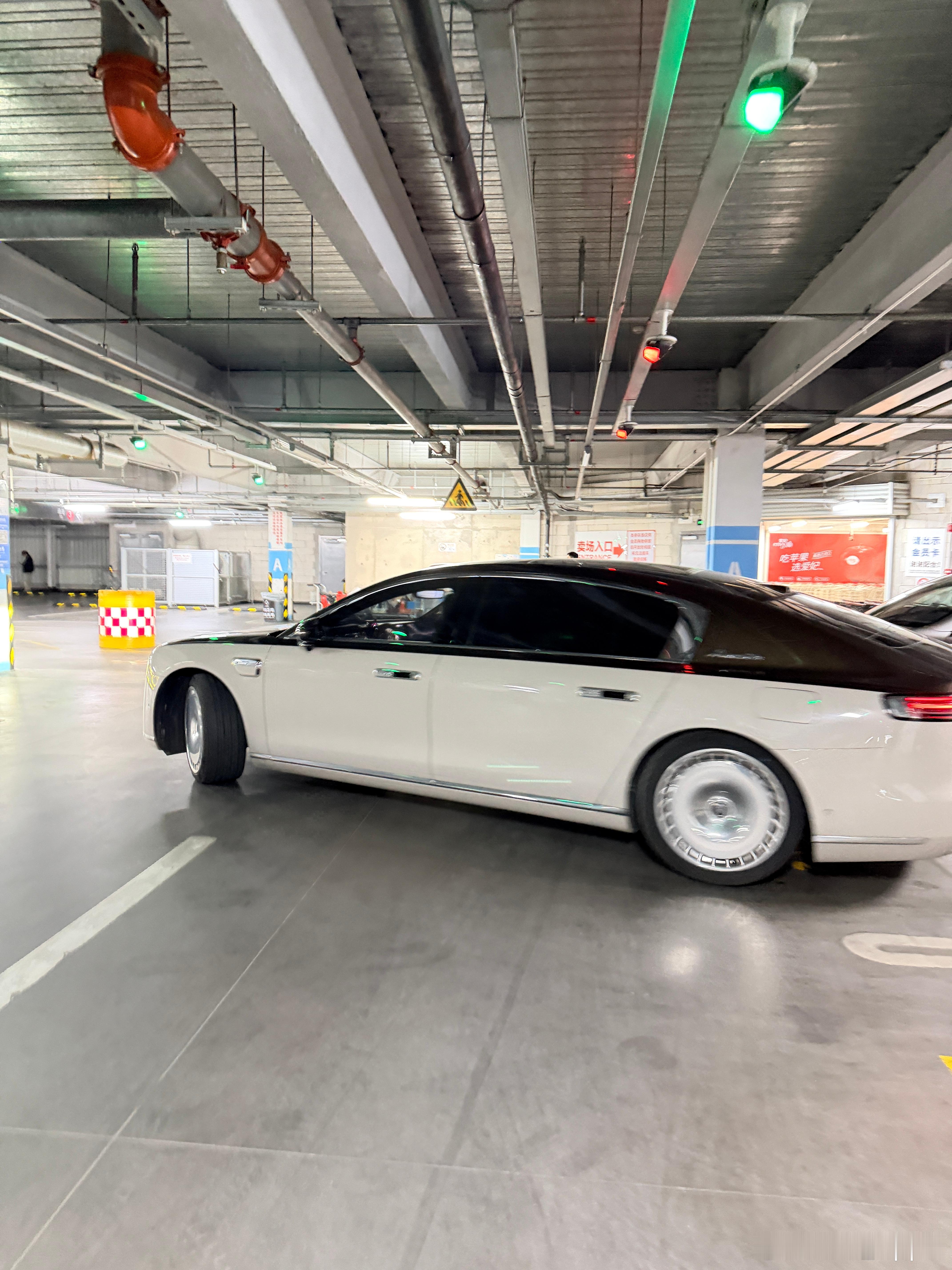 昨晚在Costco买完东西出来碰到了一位尊界车主带着家人购物完出来，跟大哥聊了几