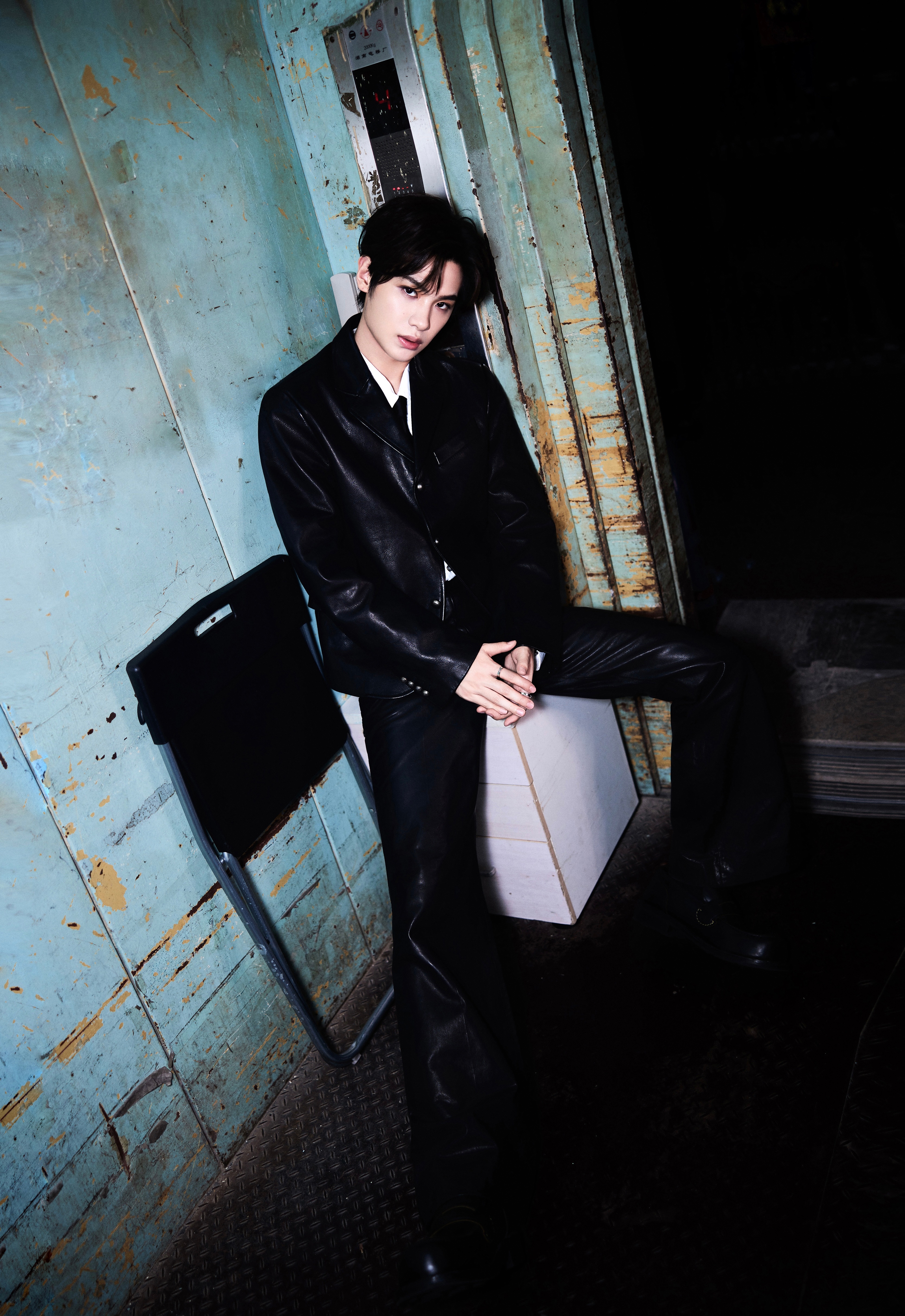 青年演员黄明昊今日出席金鸡百花电影节活动造型大片，演绎了两套Louis Vuit