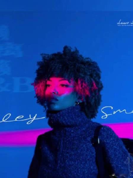 女歌手因恐飞取消北京巡演  近日，加拿大R&B女歌手Haley Smalls因“