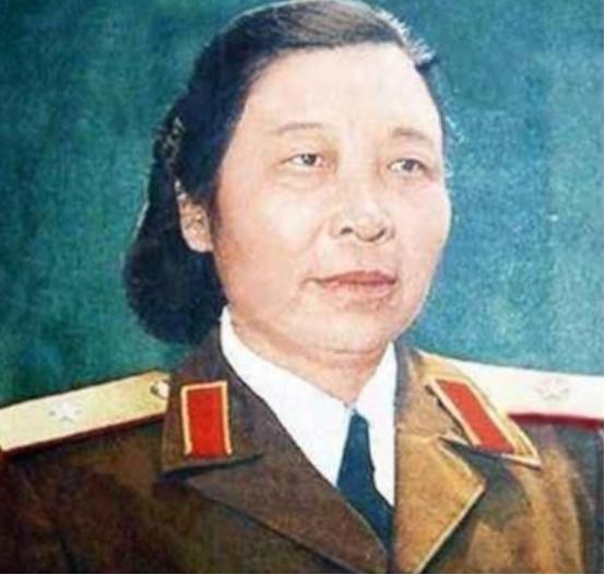 1955年，开国女将军李贞回乡探亲，遇到了打骂她的第一任丈夫古老三，当二人再相见